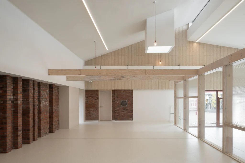Herbestemming Sint-Jozefkerke tot naschoolse kinderopvang | Het invallende daklicht en de karakteristieke baksteenarchitectuur werd geïntegreerd in het herbestemmingsontwerp